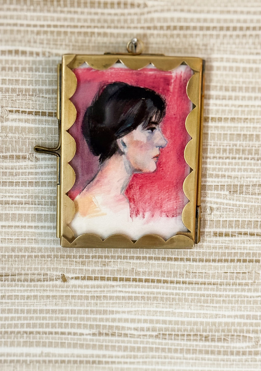 Wall Hanging Scalloped Brass Frame | 2.5"x3.5" | Wiggle Picture Frame