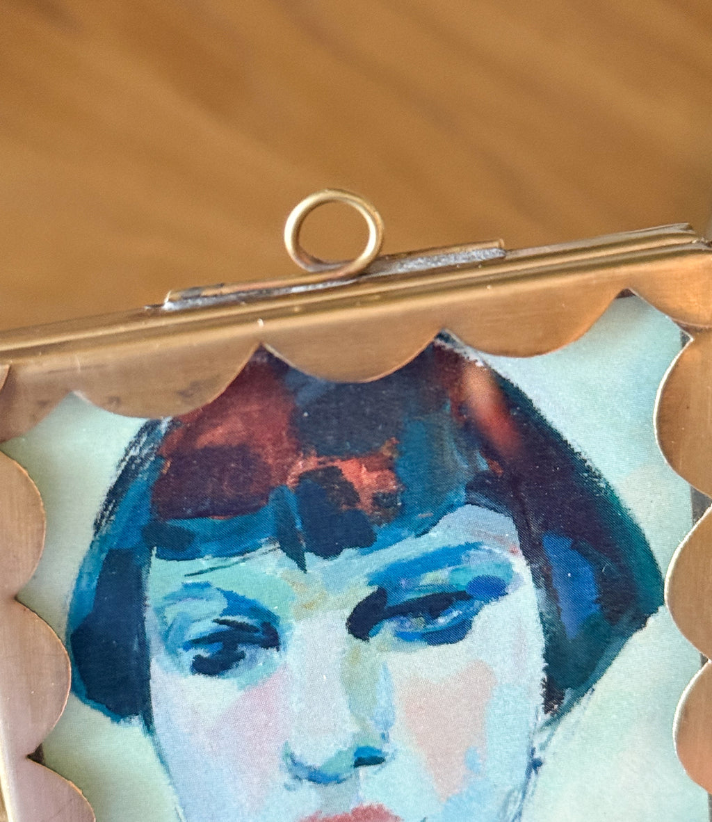Wall Hanging Scalloped Brass Frame | 2.5"x3.5" | Wiggle Picture Frame