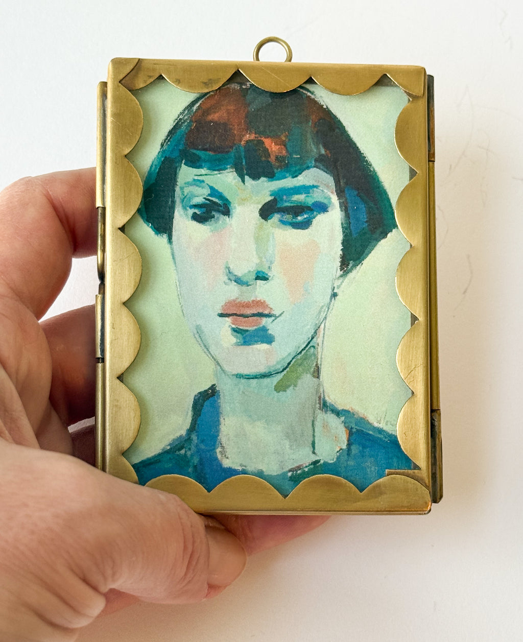 Wall Hanging Scalloped Brass Frame | 2.5"x3.5" | Wiggle Picture Frame