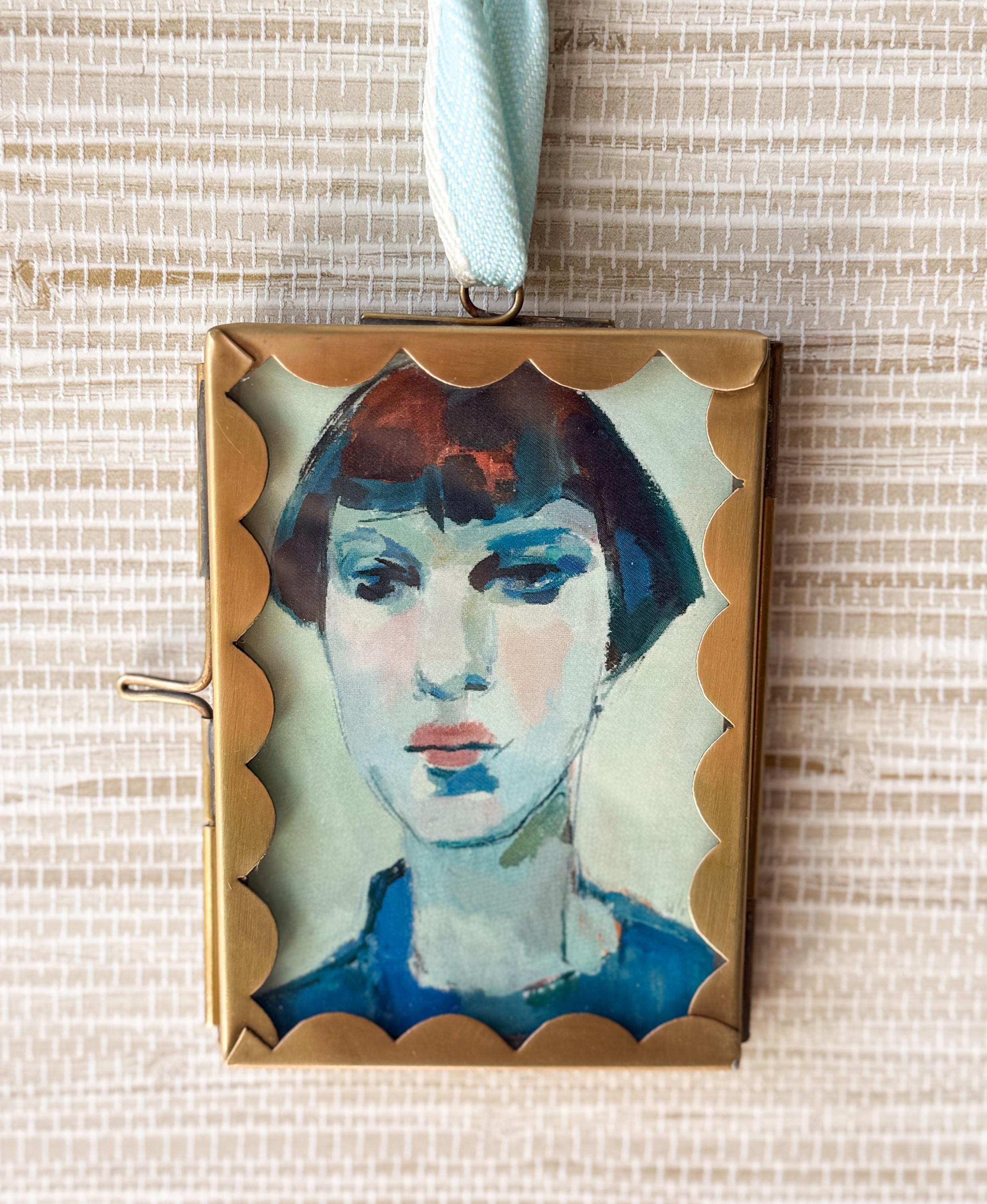 Wall Hanging Scalloped Brass Frame | 2.5"x3.5" | Wiggle Picture Frame