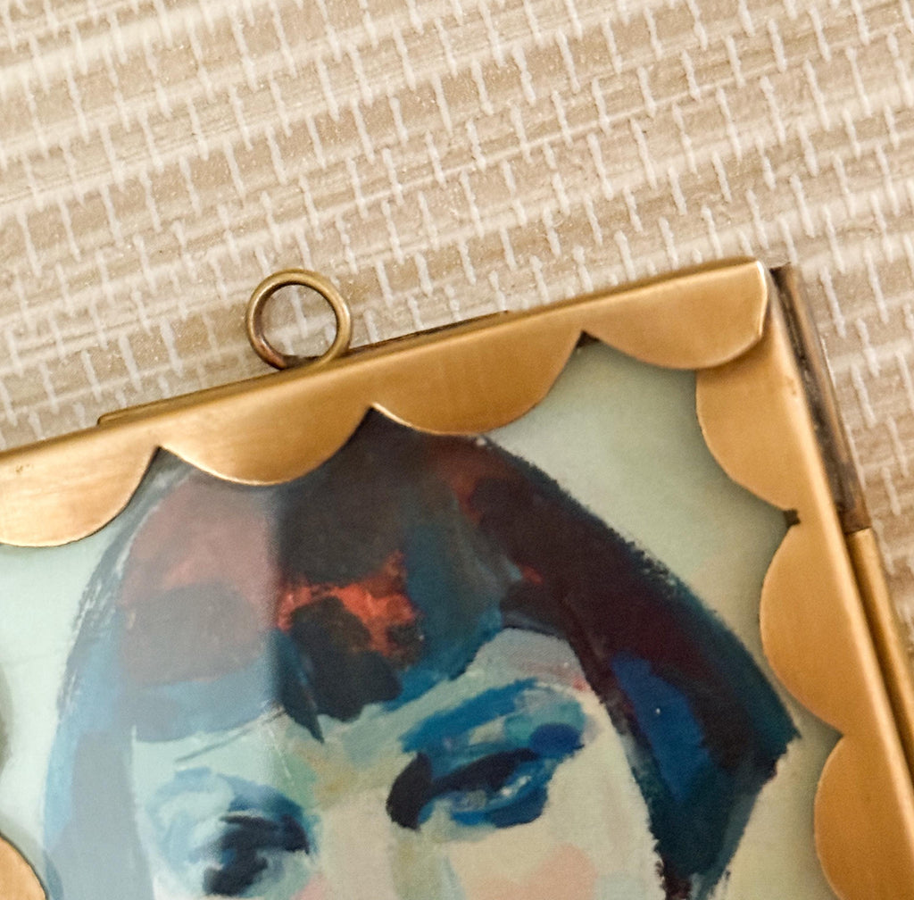 Wall Hanging Scalloped Brass Frame | 2.5"x3.5" | Wiggle Picture Frame